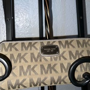 Michael Kors wallet, Size: Medium , Color :Tan
